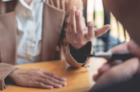 凤凰网报道：原单位遗失档案难办退休手续 女工起诉获赔3万元